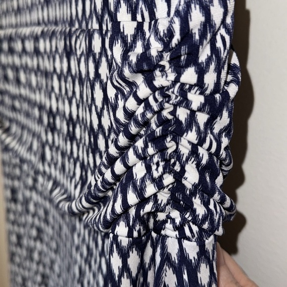 🌹VINCE CAMUTO GEOMETRIC PATTERN V NECKAXI DRESS - Picture 8 of 13